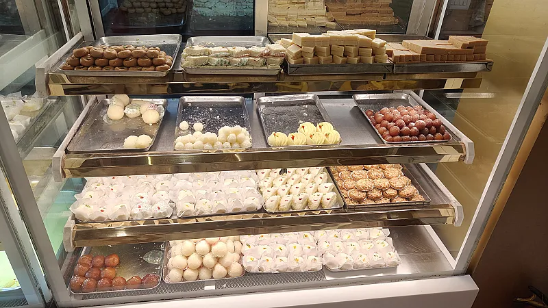 New Rasraj Sweets Restaurant